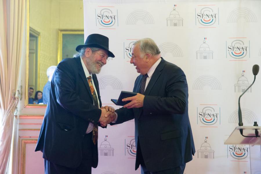 Presidente del Senado francés condecora a cubano residente en Francia.