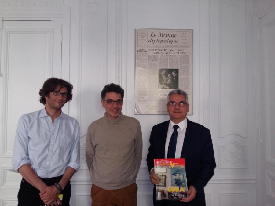 Embajador cubano sostiene encuentro con el Director de Le Monde Diplomatique, Serge Halimi.