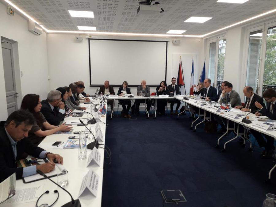 Delegación cubana presenta en París oportunidades de negocios en Cuba.