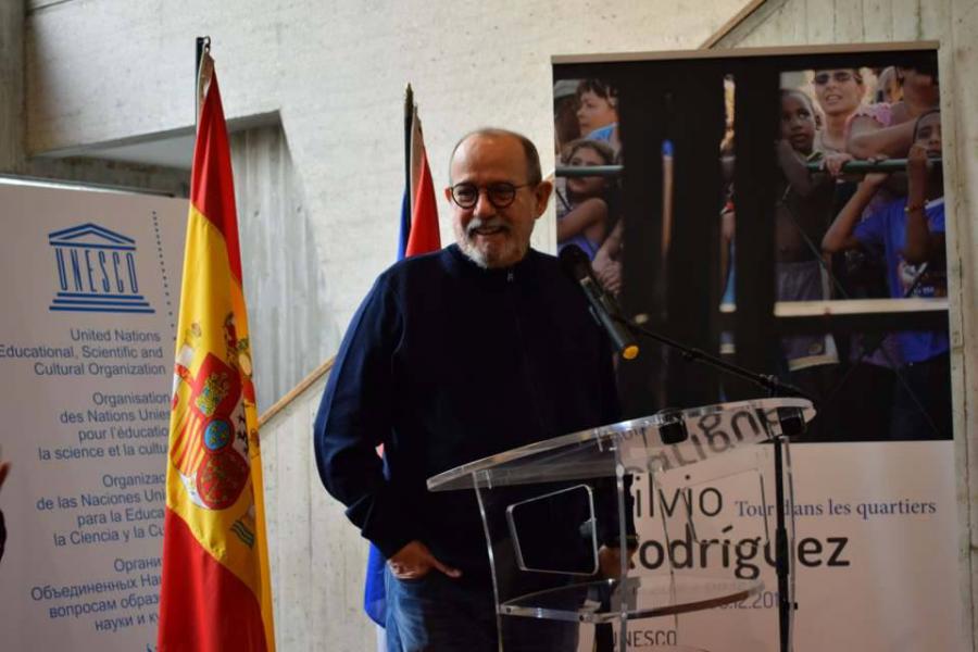 Se inaugura exposición de fotos “Gira por los Barrios” del cantautor cubano Silvio Rodríguez, en la sede de la UNESCO.