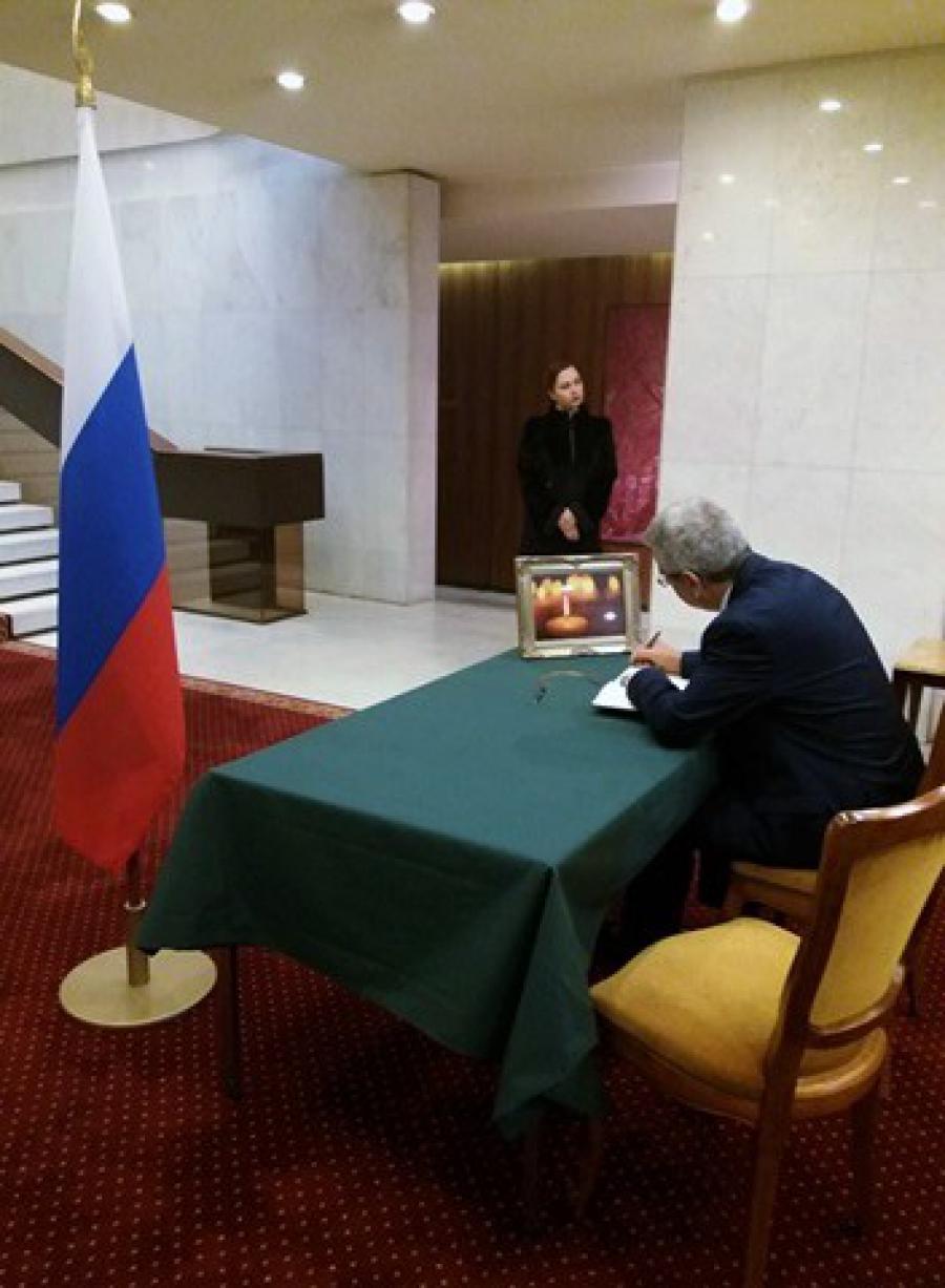 Firma Embajador cubano libro de condolencias en la Embajada de la Federación de Rusia en Francia.