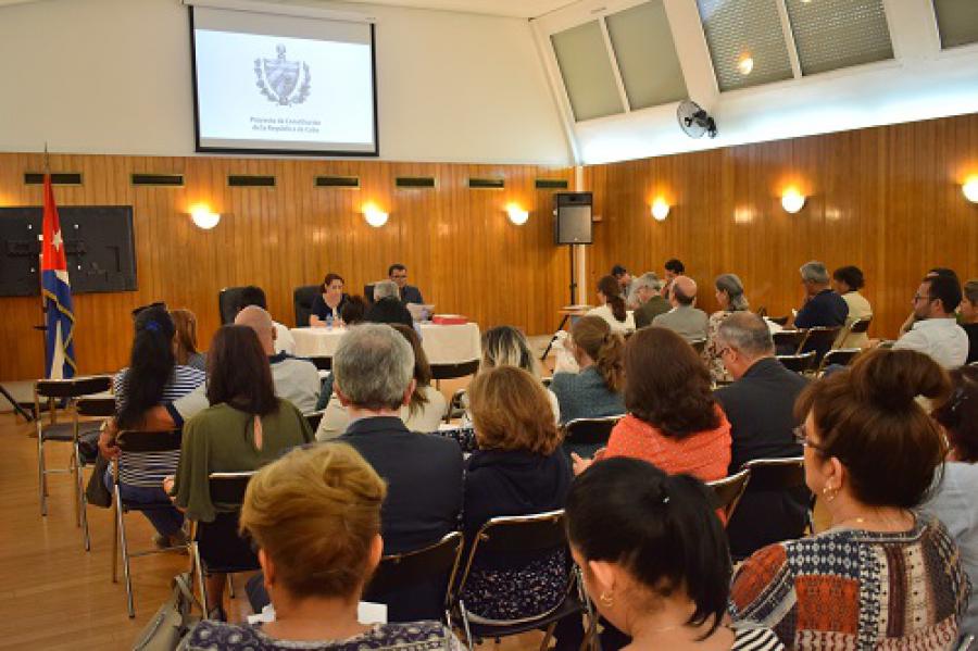 Trabajadores de la Embajada de Cuba en Francia y de la representación ante la UNESCO debaten el proyecto de Constitución de la República de Cuba.