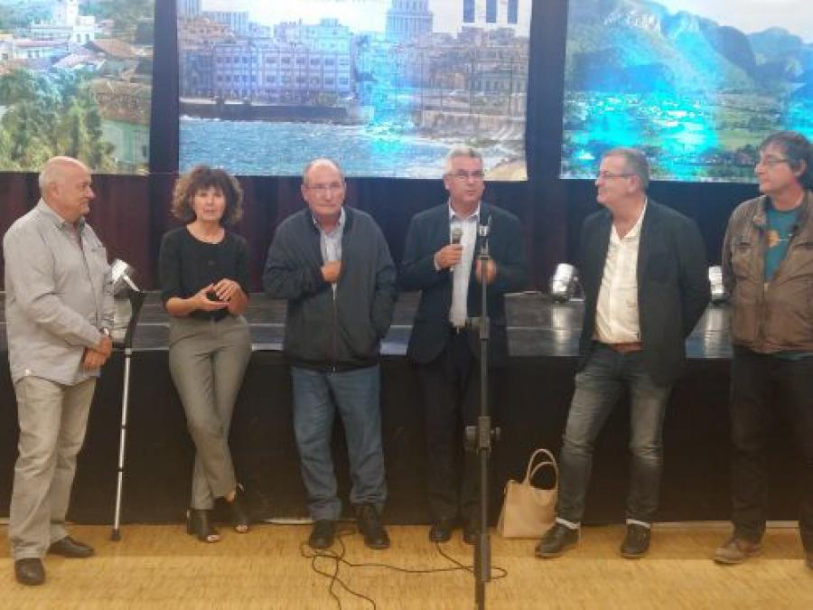 Alcalde de la  iudad francesa de Boulazac recibe al Embajador de Cuba.