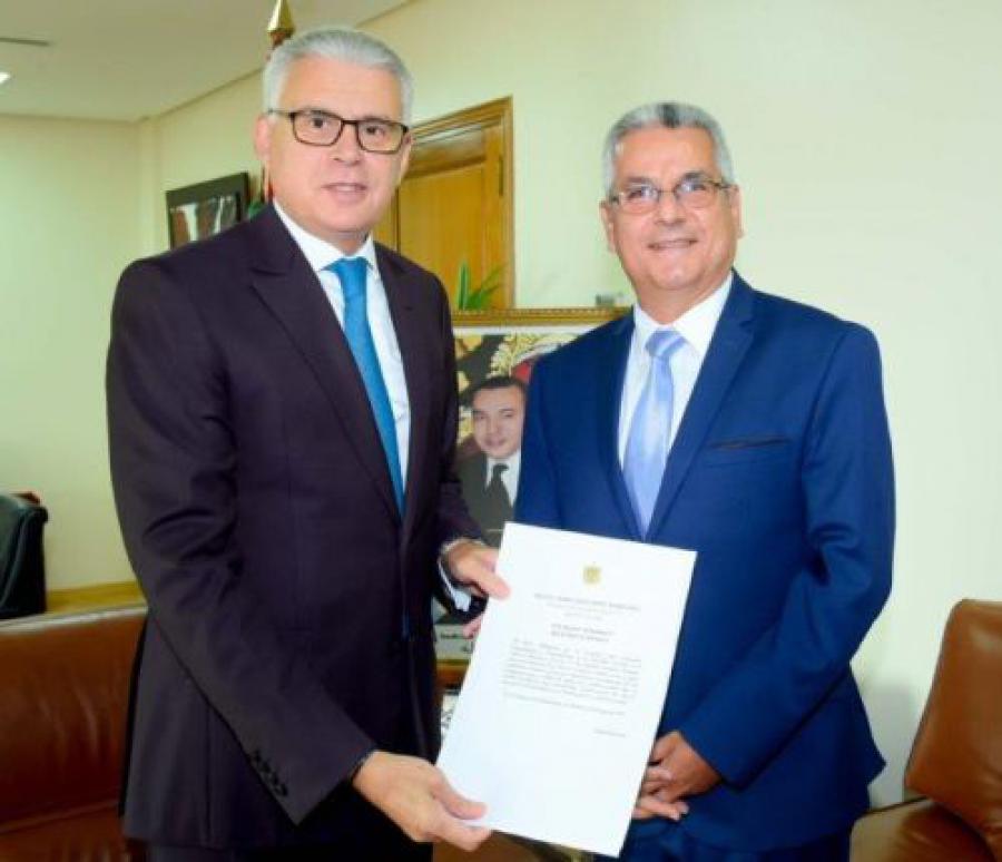 Embajador de Cuba ante el Reino de Marruecos presenta copias de estilo.