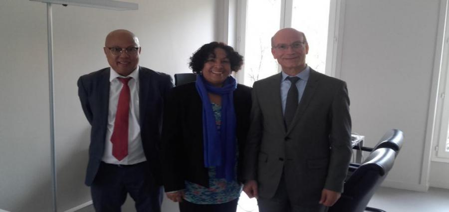 Première vice-ministre de l'Enseignement supérieur de Cuba, Martha del Carmen Mesa Valenciano, développe un programme d'échange avec les directeurs de différentes institutions universitaires et des centres de recherche français. Première vice-ministre de l'Enseignement supérieur de Cuba, Martha del Carmen Mesa Valenciano, développe un programme d'échange avec les directeurs de différentes institutions universitaires et des centres de recherche français.