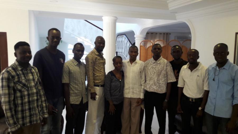 jóvenes médicos gambianos visitan embajada cubana