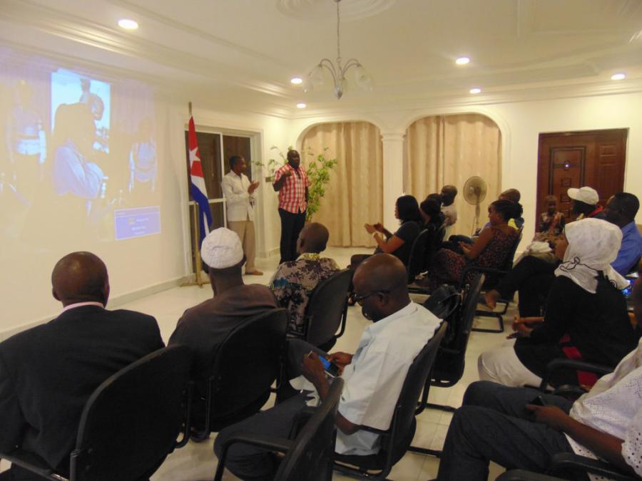 Tributo al Comandante en Jefe en la embajada de Cuba