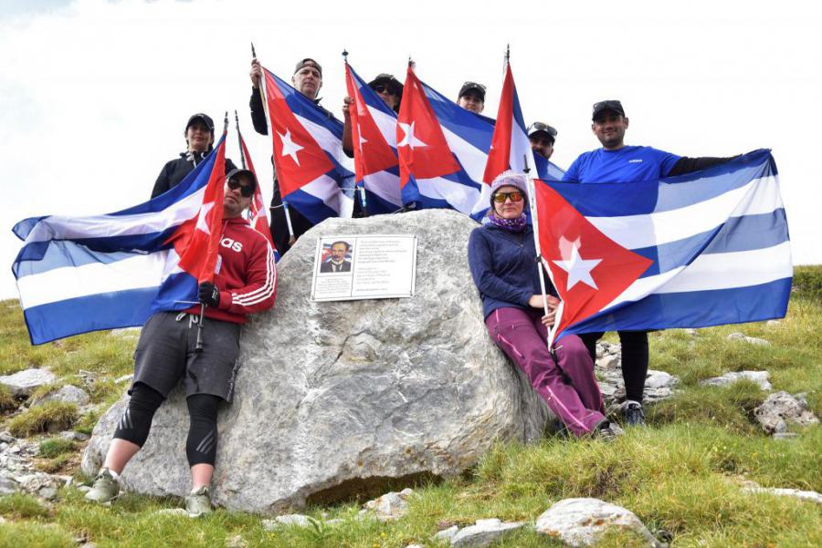Facing the sun ”: plaque placed in honor of Martí on top of Olympus”.