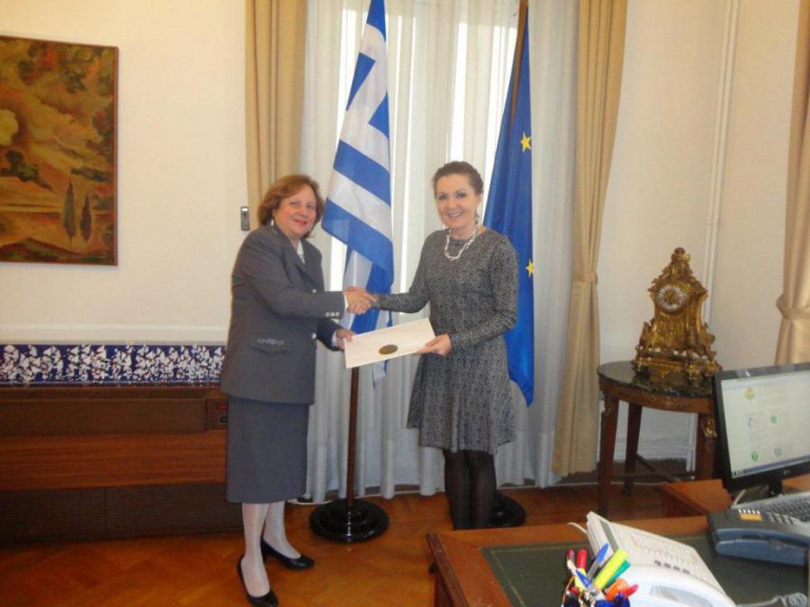 Presenta copias de estilo Embajadora de Cuba en Grecia