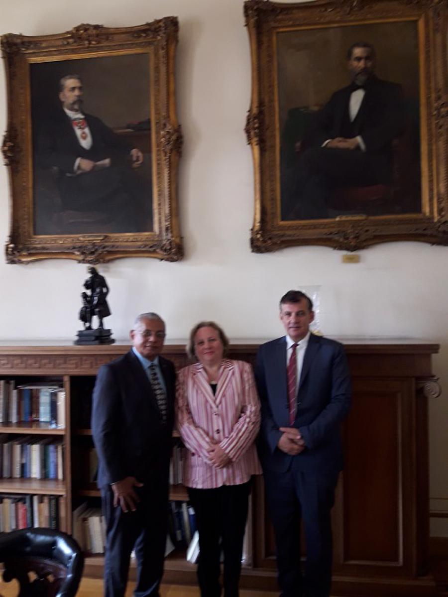 Recibe Rector de Universidad de Atenas a importante oncólogo cubano