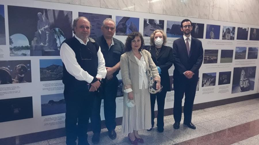 Officials, Greek solidarity friends and Cuban residents visit the José Marti exhibition with Greece in the heart on the Athens metro.