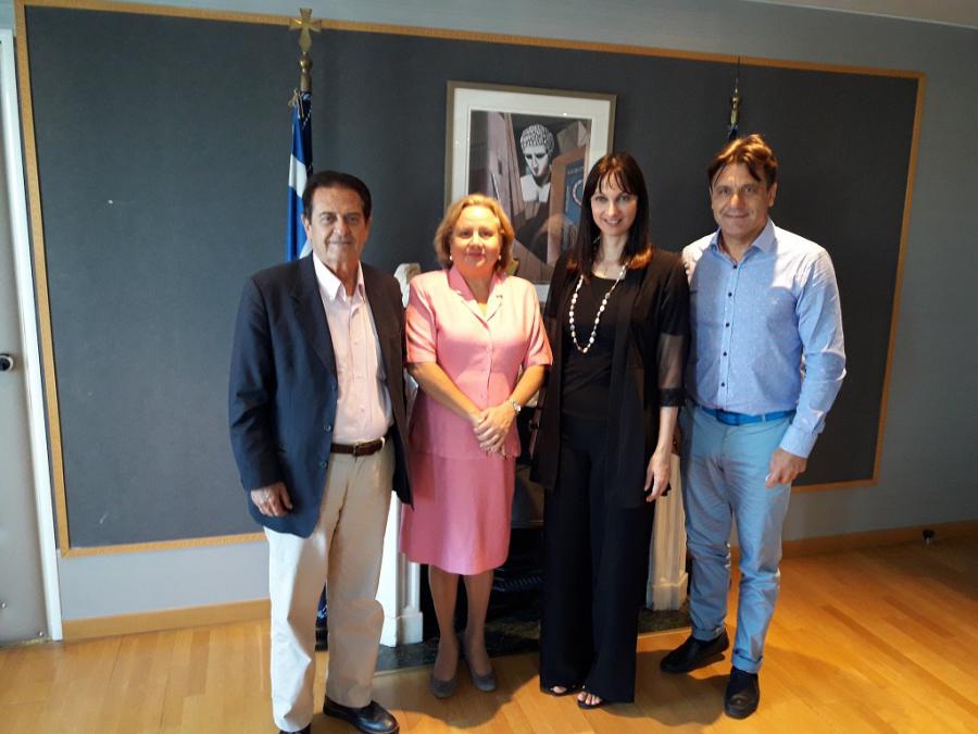 Recibe Minsitra griega de Turismo a Embajadora de Cuba 