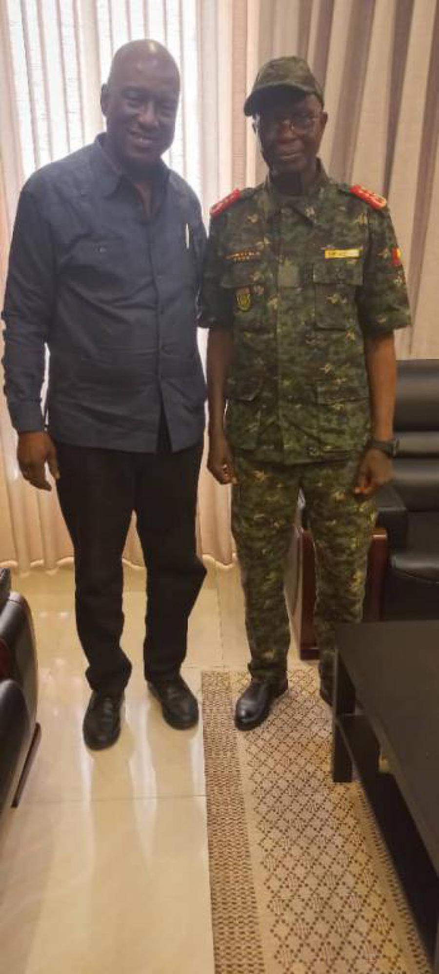 El Jefe de Estado Mayor del Ejercito de Guinea Bissau recibe al embajador cubano en Guinea Bissau.