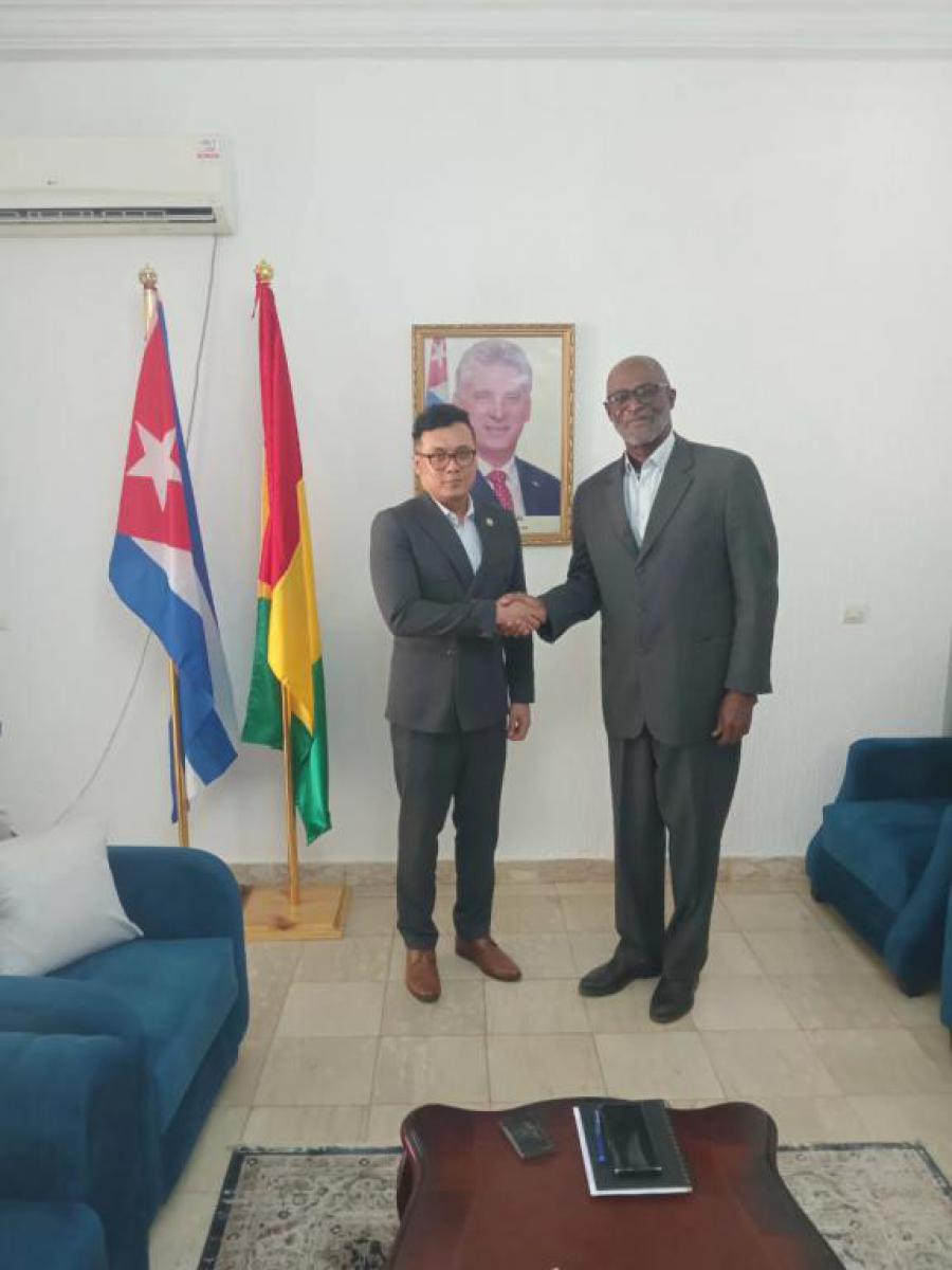 Sostienen encuentro el Embajador de Cuba y el Encargado de Negocios de Malasia en Conakry