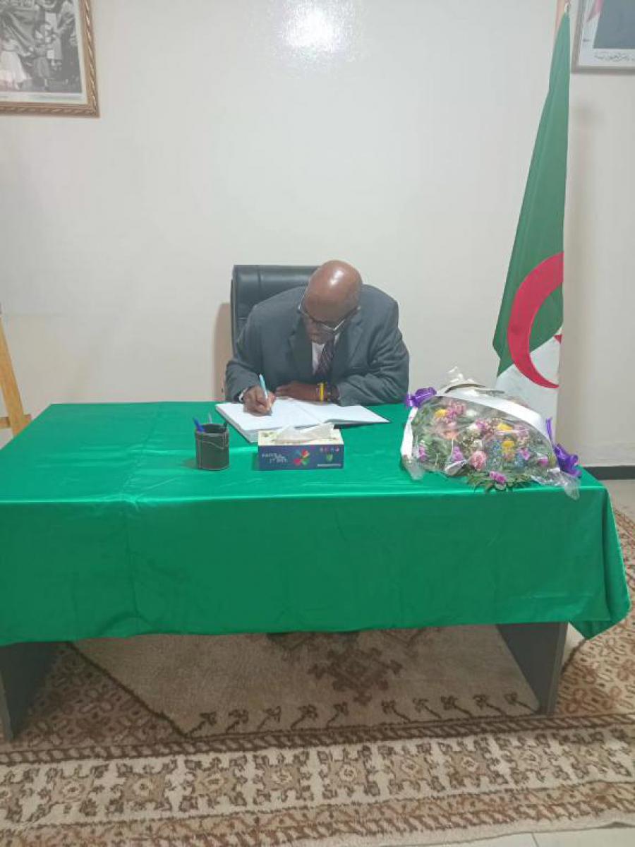 L'ambassadeur de Cuba en visite à l'ambassade d'Algérie pour présenter ses condoléances suite au décès de l'ancien président Liamine Zéroual