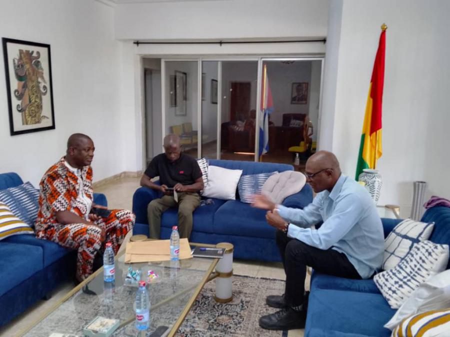 Recibe Embajador de Cuba en Guinea al Presidente de la Asociación de guineanos graduados en Cuba.