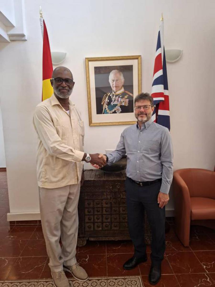 Sostienen encuentro embajadores de Cuba y el Reino Unido en Conakry