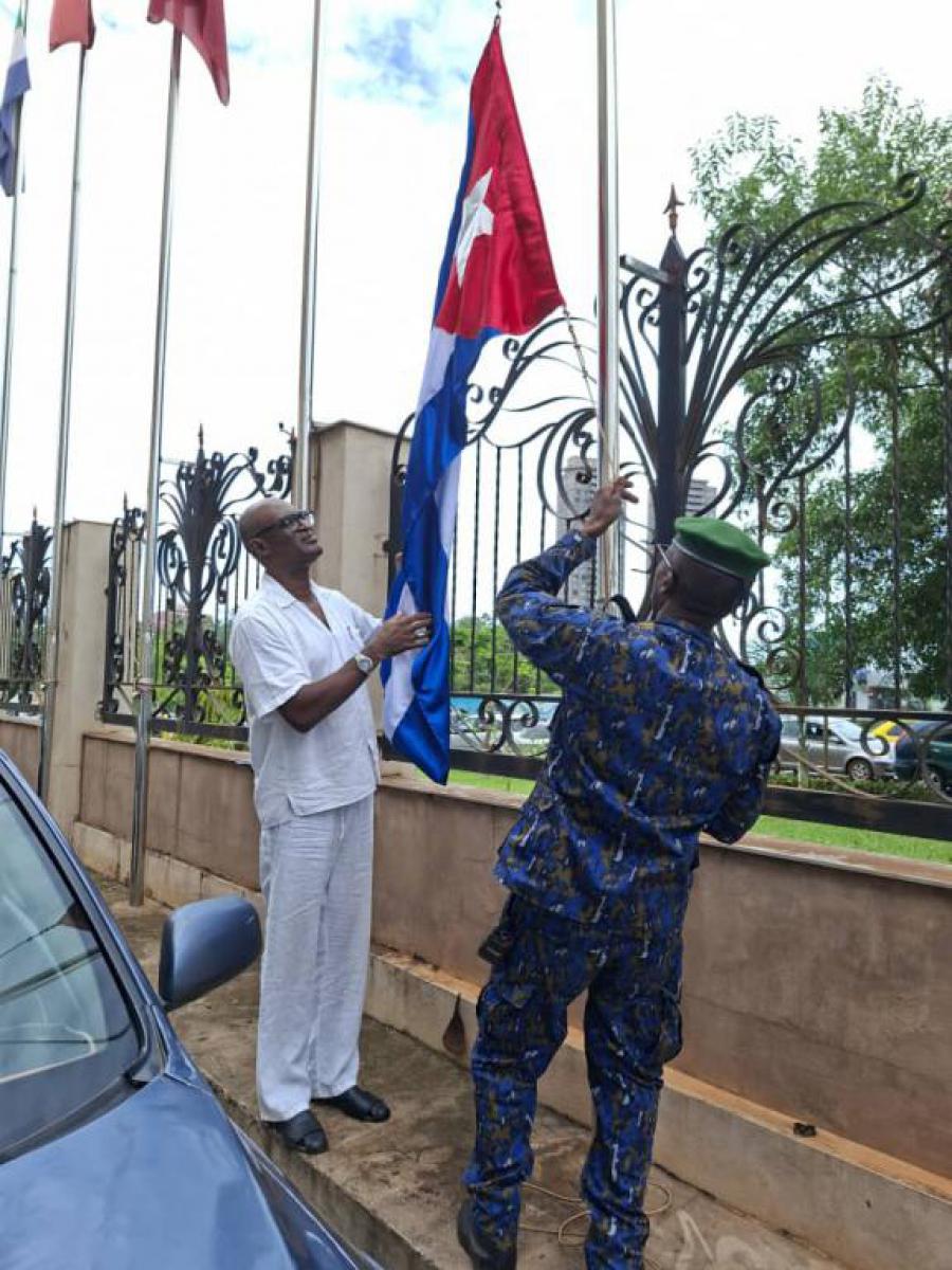 Hissé du drapeau cubain dans la cour des drapeaux du ministère des Affaires étrangères de la République de Guinée. 