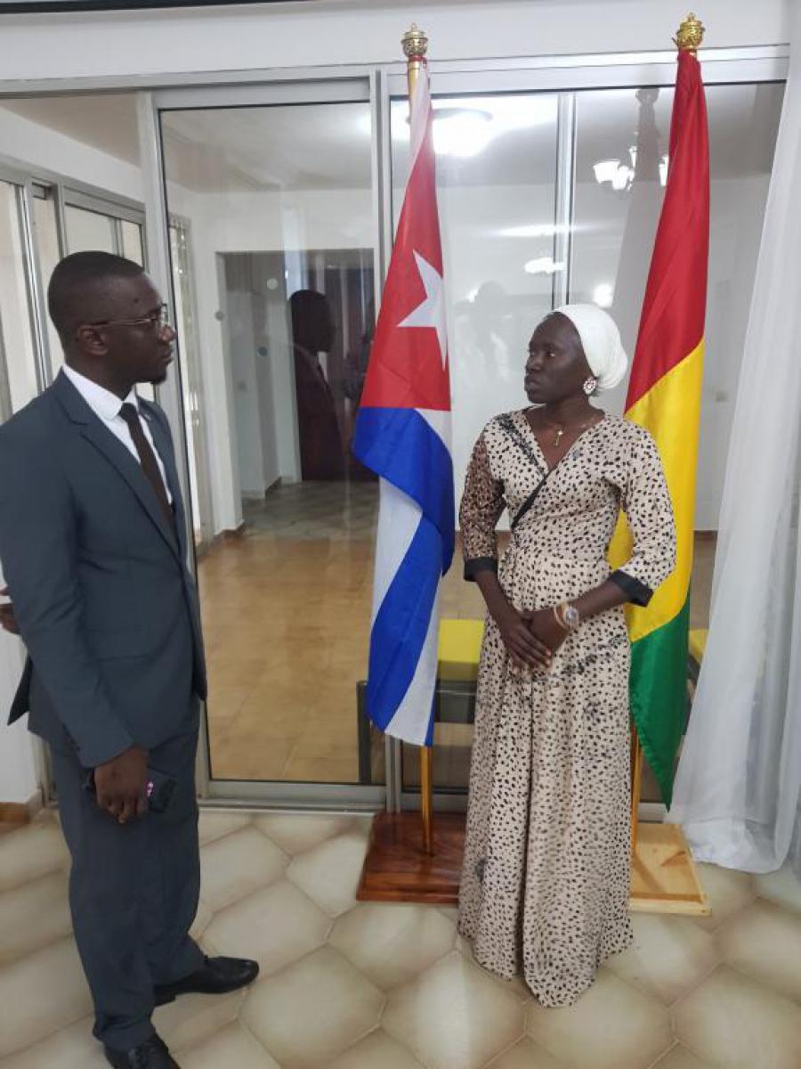 Acto de despedida en la Embajada de Cuba en Conakry a becarias guineanas.