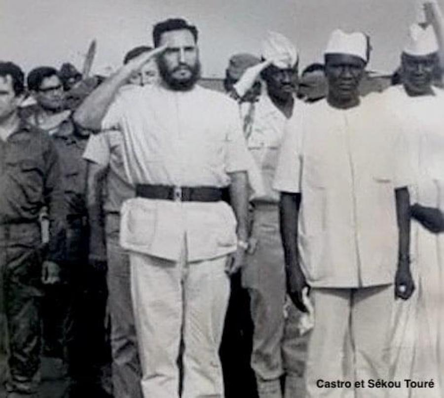 Le costume blanc porté par Fidel lors de sa visite en Guinée Conakry.