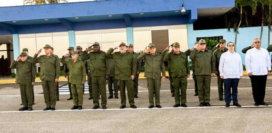 Asiste Raúl al recibimiento de los restos mortales de los 32 combatientes