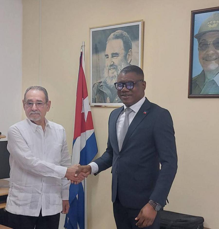 L'ambassadeur cubain rencontre le directeur de l'Agence nationale de l'eau potable et de l'assainissement d'Haïti