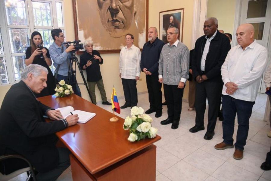 Presidente cubano firma libro de condolencias y rinde homenaje a héroes caídos en defensa de Venezuela