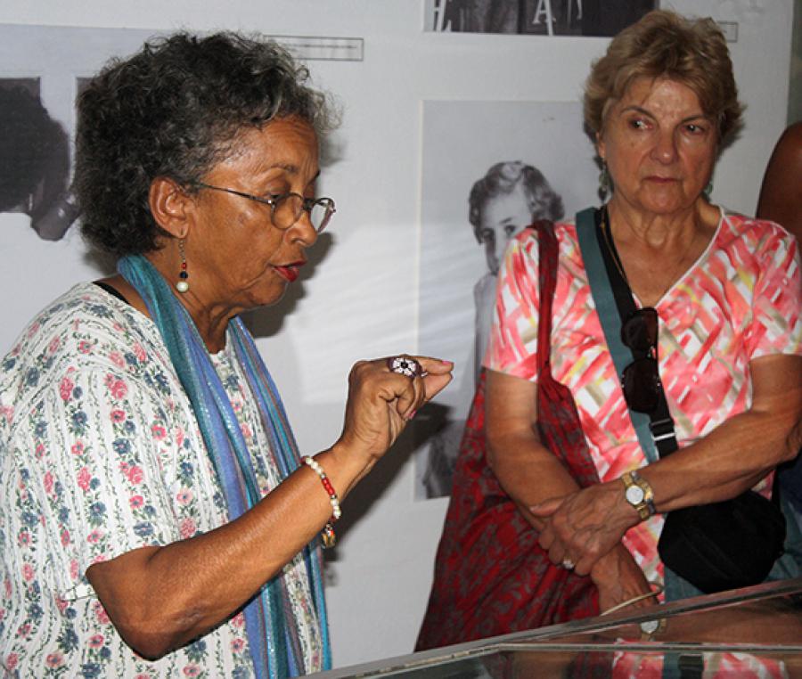 Luisa Campos, (izq.) directora del Museo de la Campaña de Alfabetización, durante un recorrido por la instalación. Foto: José Raúl Concepción/ Cubadebate.