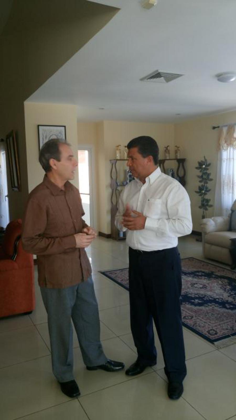 El ministro Silvestri y el embajador Delgado intercambian