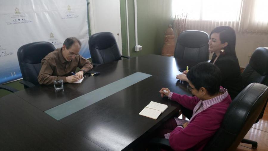 Reunión de trabajo con la dra. Calderón, secretaria de la Secretaria de Educación