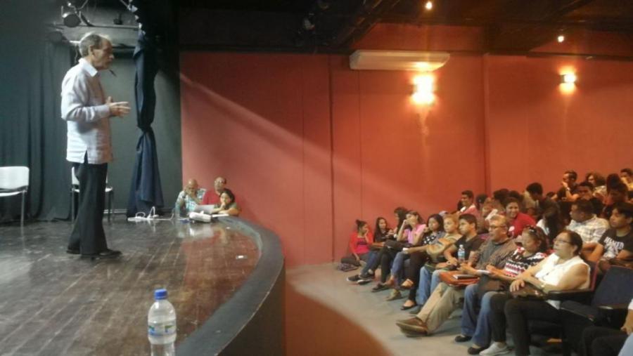 En la UNAH. Conferencia sobre sistema político cubano