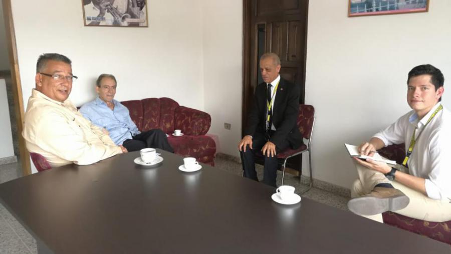 Dr. Jorge Valle, decano de la Facultad de Medicina junto al embajador
