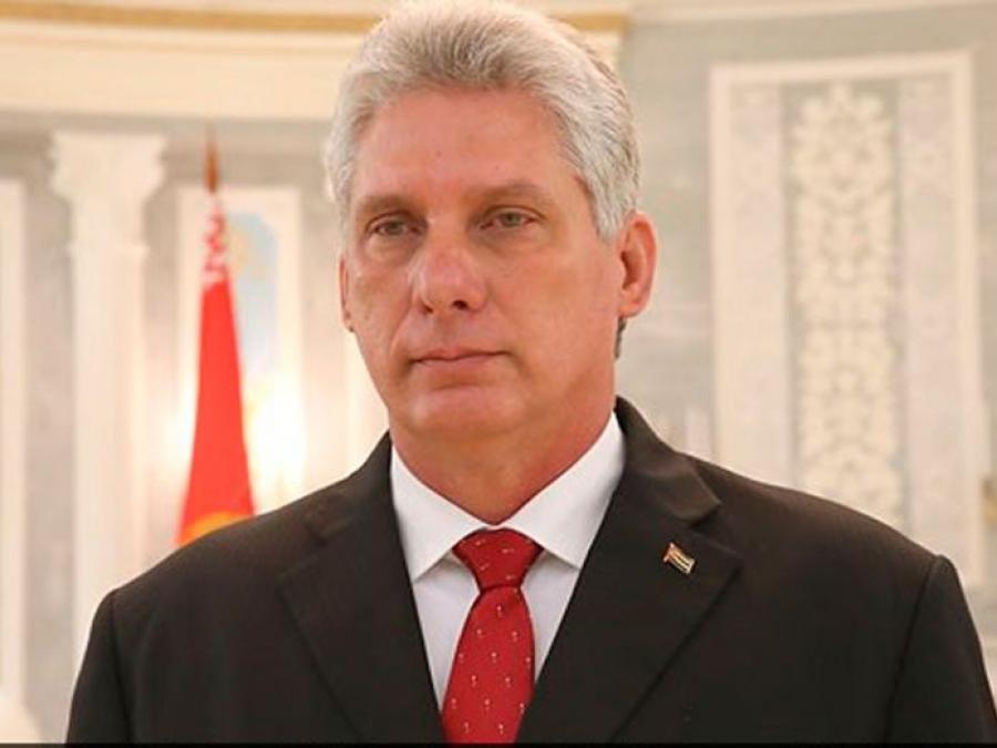 Diaz Canel, nuevo Presidente del Consejo de Estado de Cuba, es felicitado por el mandatario de Honduras, Juan Orlando Hernandez