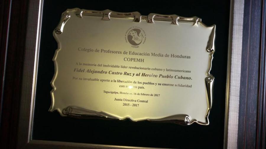 Placa en homenaje al Cdte. en Jefe Fidel Castro del COPEMH