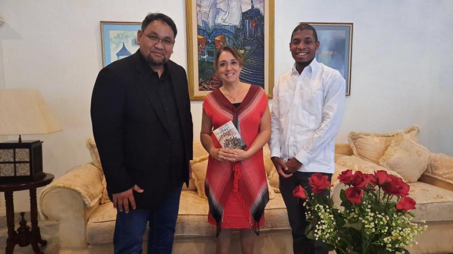  Embajadora de Cuba recibe a destacado periodista indonesio