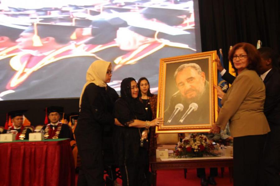 Homenaje al Comandante en Jefe en Indonesia 