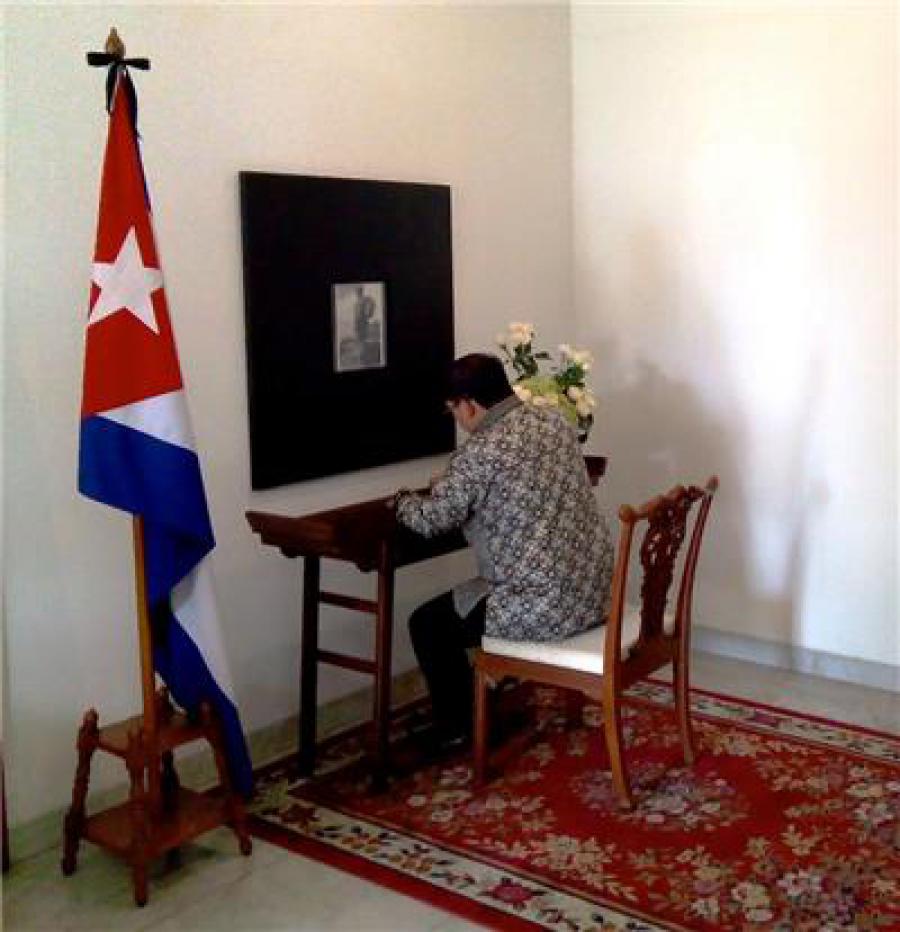 Vicepresidente de la Cámara de Representantes de Indonesia firmó el Libro de Condolencias por la muerte de Fidel