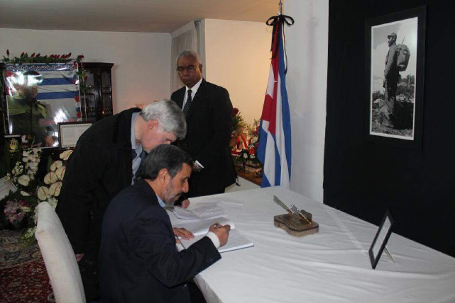 Ahmadinejad signed the book of condolences for Fidel’s death
