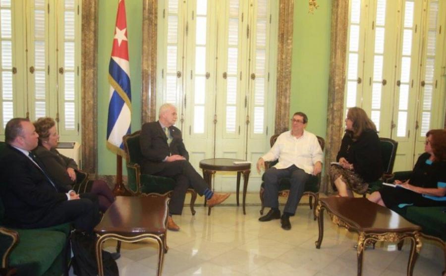 Celebra Cuba la fiesta irlandesa de San Patricio, con la visita del Ministro de Estado del sector de la salud, Finian McGrath.