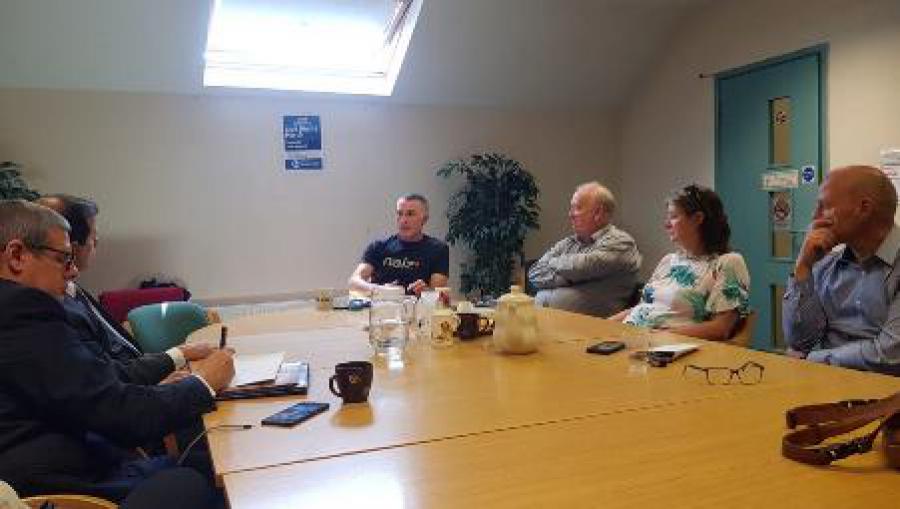 Sostiene Fernando González en Belfast encuentro con líderes y activistas del partido Sinn Féin.