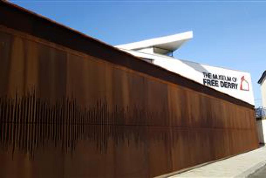 Aleida Guevara visita el Museo de “Derry Libre” y varios de los murales de la ciudad.