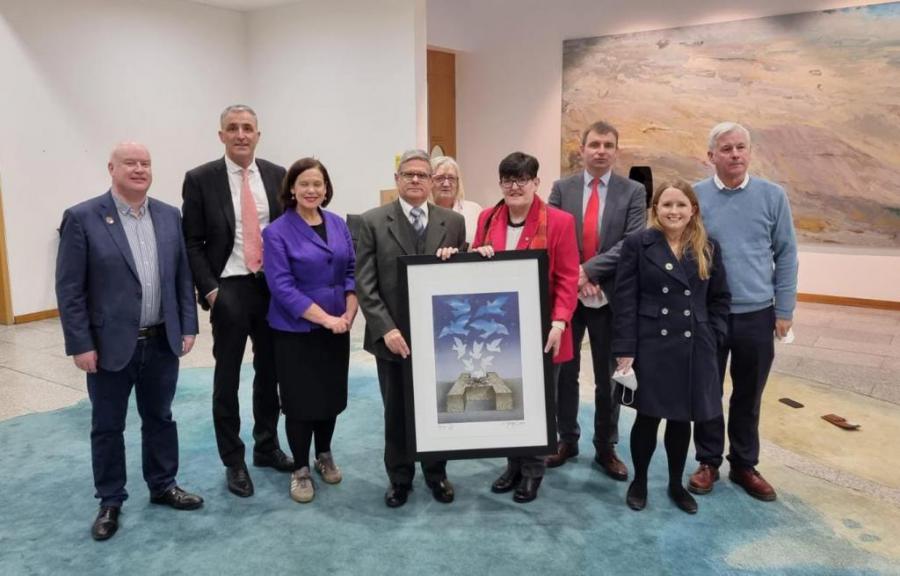 La Presidenta del Sinn Féin Mary Lou McDonald y Parlamentarios de esa organización política, despiden al Embajador de Cuba en Irlanda, quien concluye su misión diplomática.