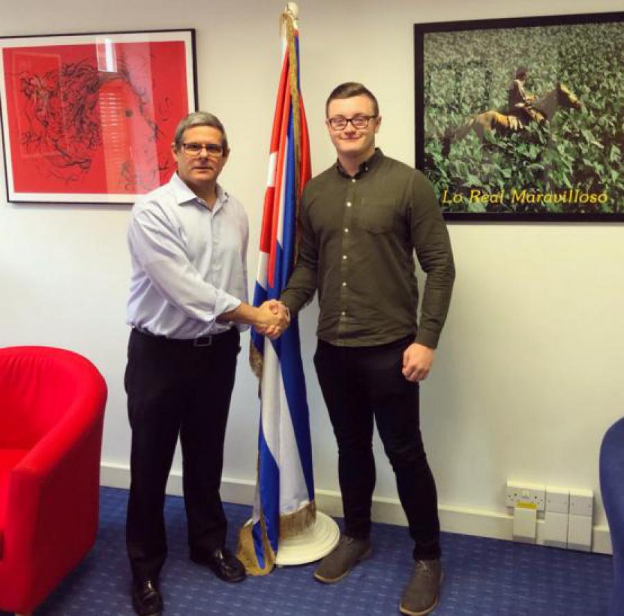 Visita líder de la juventud del Sinn Féin al Embajador de Cuba. 