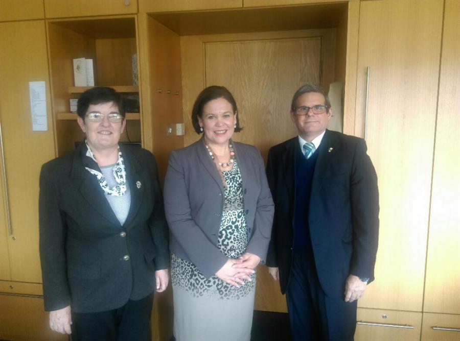 Embajador de Cuba en Irlanda sostiene entrevista con la Presidenta del Partido Sinn Féin.