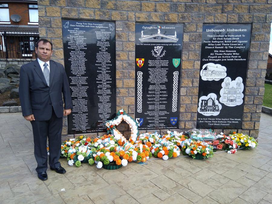 Visita el Héroe cubano Fernando González sitios que recuerdan a las víctimas del conflicto en Irlanda del Norte.