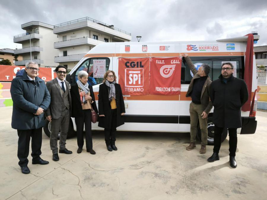 Solidaridad desde la ciudad italiana de Teramo: donación de una ambulancia para el pueblo avileño