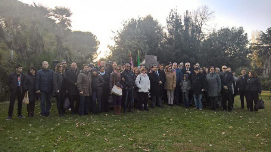 Participantes en el acto de homenaje por el 164 aniversario del natalicio de José Martí