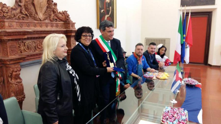 Consejera Económica y Comercial de la Embajada de Cuba en Italia es recibida por el Alcalde de la ciudad de Fano y la presidente del Consejo de la Ciudad.