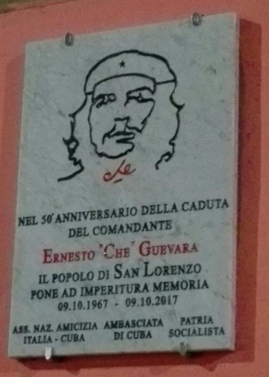 Se devela tarja en homenaje al Che Guevara en Roma.