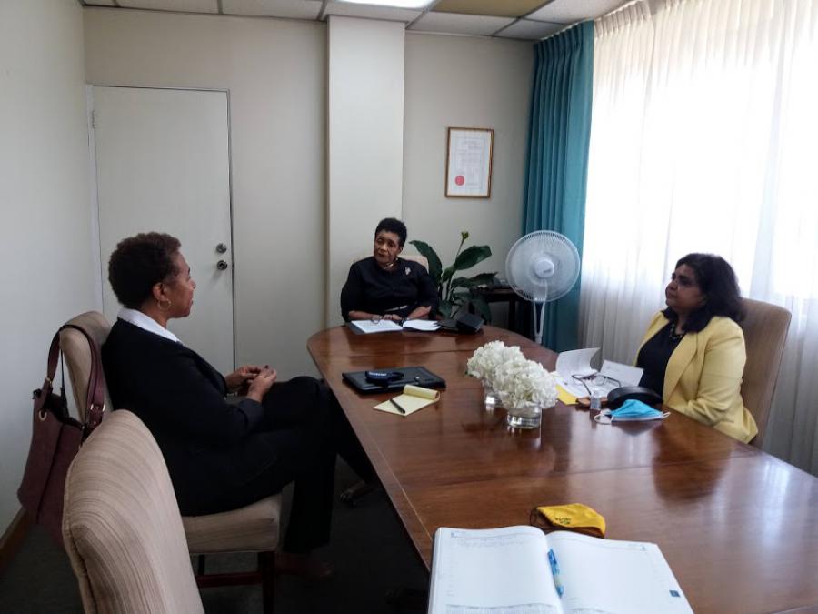 La Jefa de la Misión Estatal de Cuba en Jamaica, Embajadora Inés Fors Fernández, fue recibida ayer en la Cancillería por la Secretaria Permanente del Ministerio de Relaciones Exteriores y Comercio Exterior de Jamaica, Embajadora Marcia Gilbert-Roberts.
